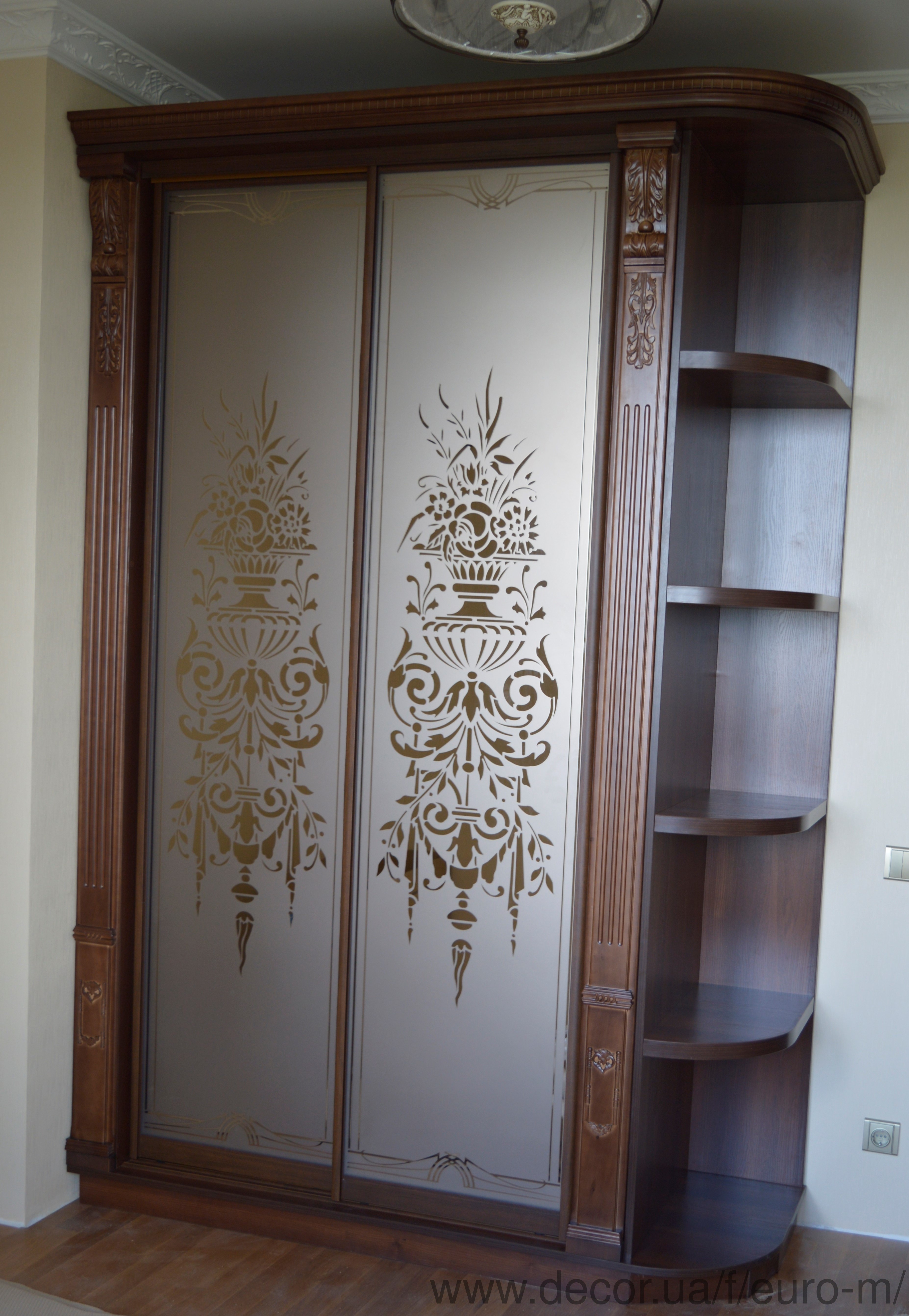 Дверь из массива дерева с резным декором
